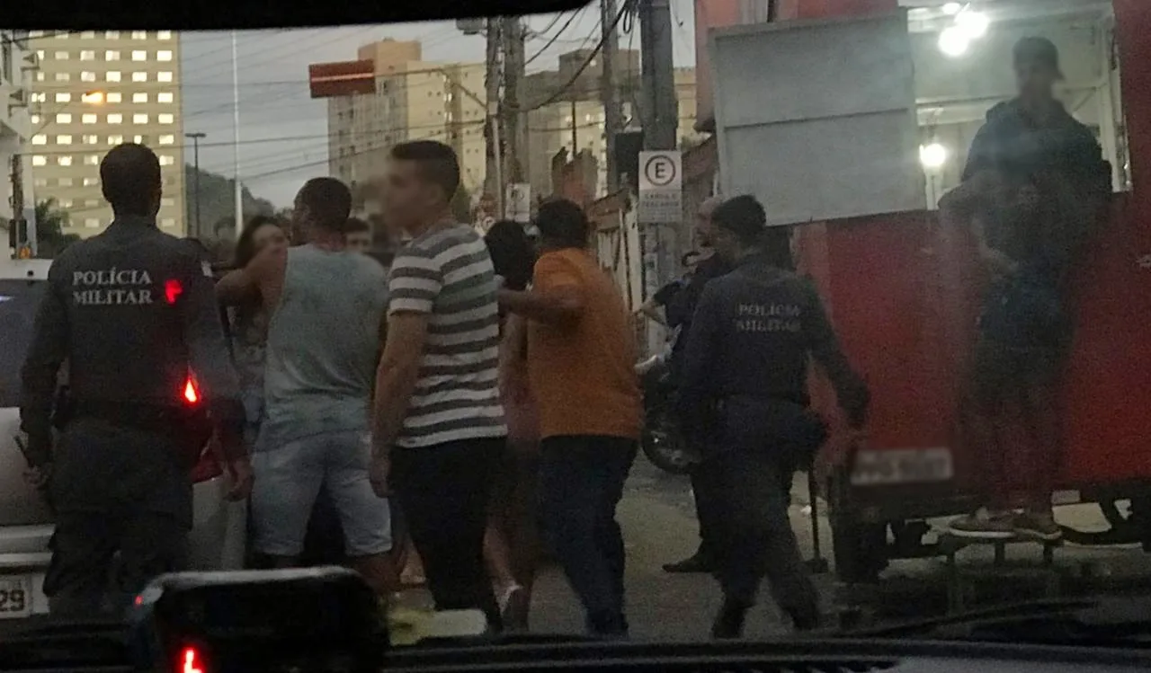 VÍDEO | Fim de festa? Quarta-feira começa com confusão na porta de boate em Cariacica