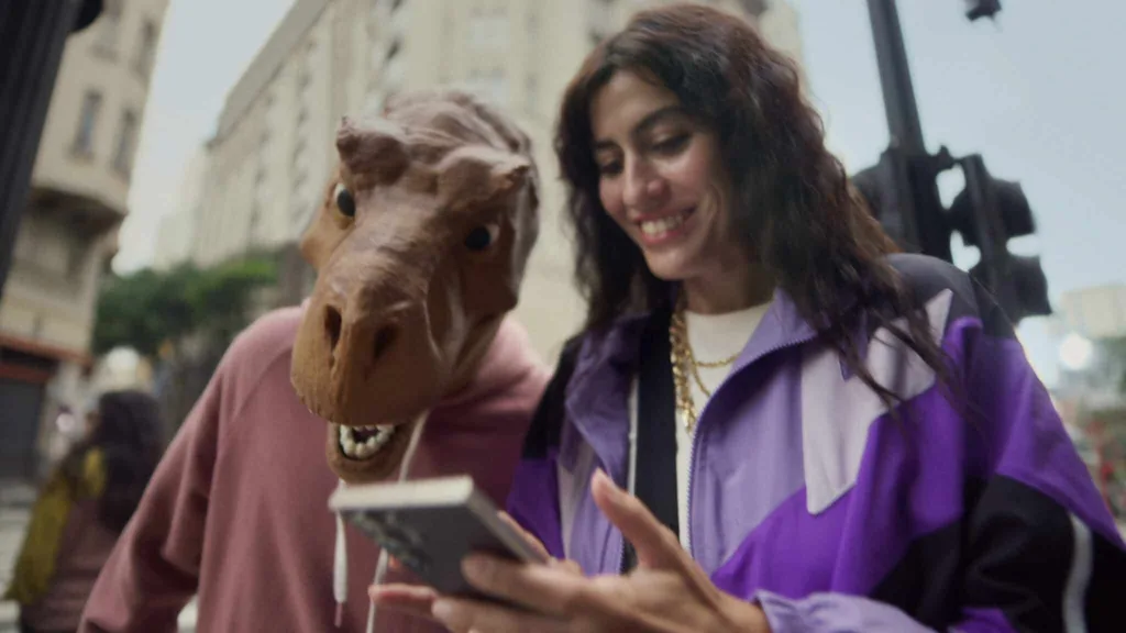 Tiranossauro Rex é a estrela de nova campanha da Vivo com Samsung
