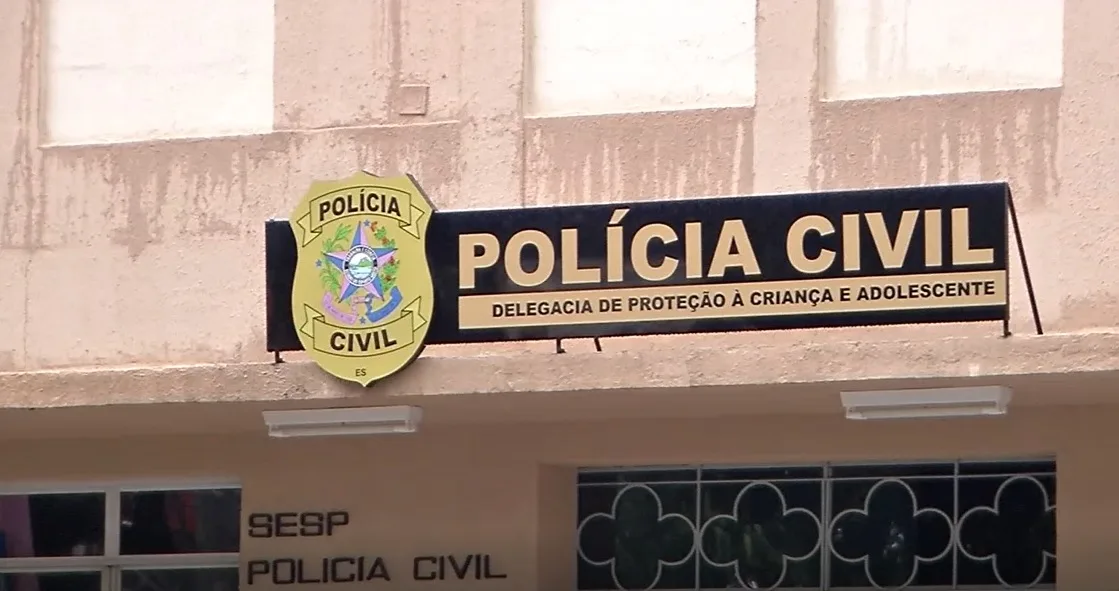 Após pagar fiança, dona de creche clandestina onde filho de 12 anos cuidava de crianças é liberada