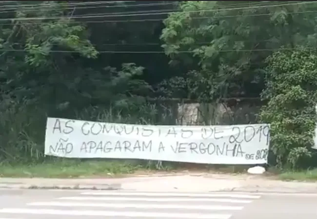 Torcida do Flamengo protesta antes do clássico com o Botafogo: 'Time enganador'