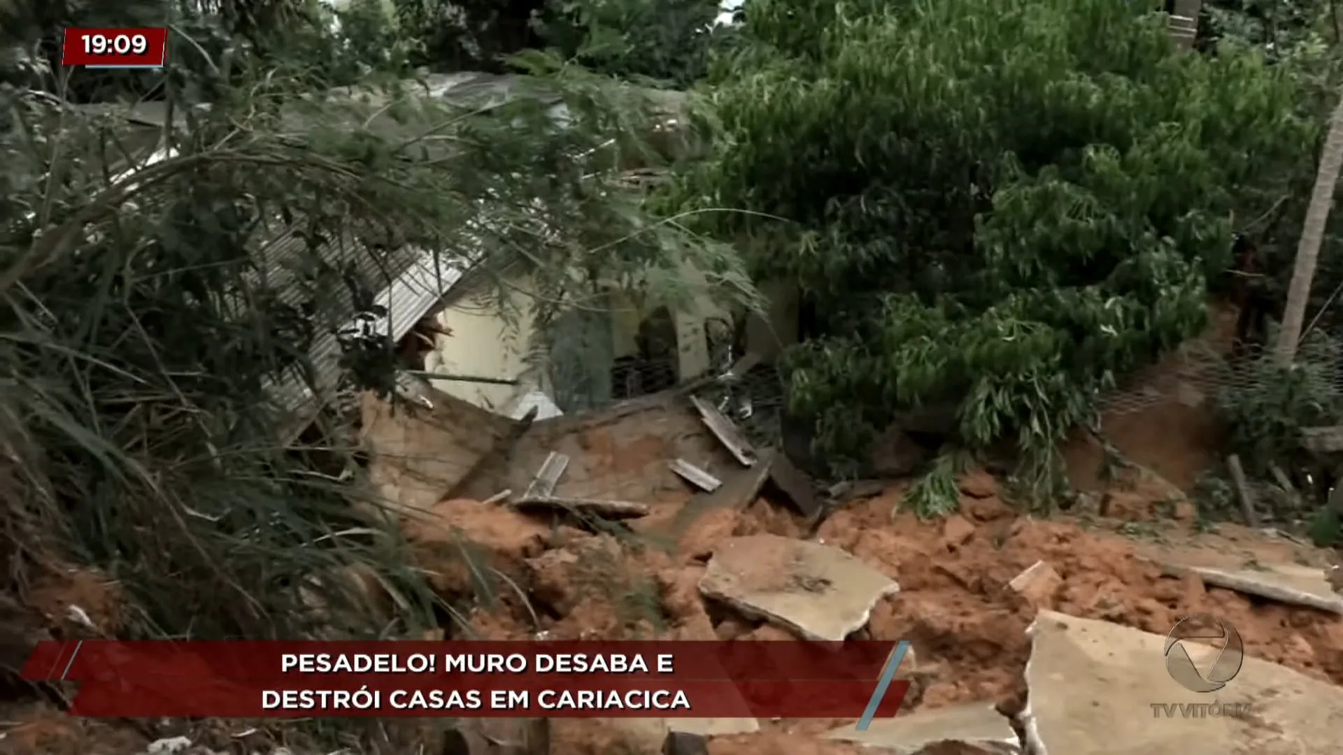 Barranco cede e atinge duas casas em Cariacica