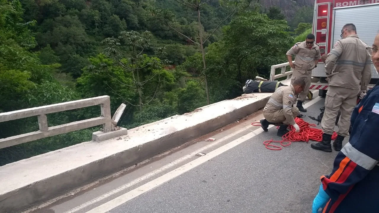 Motorista perde controle de carro e cai em precipício na BR-262, em Venda Nova