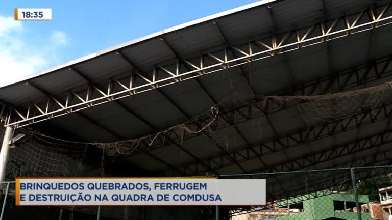 Brinquedos quebrados , ferrugem e destruição na quadra da área de lazer em Comdusa
