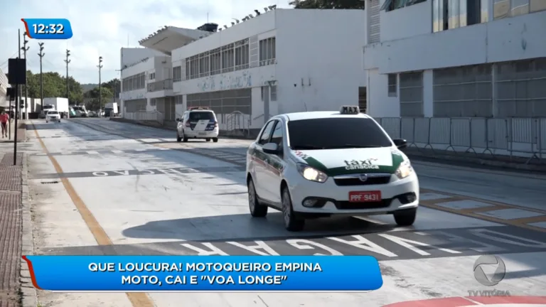 Homem cai ao empinar moto no Sambão do Povo