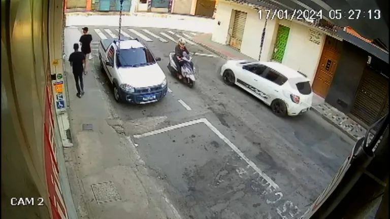 VÍDEO | Empresário tem carro roubado ao chegar para trabalhar em Jardim América