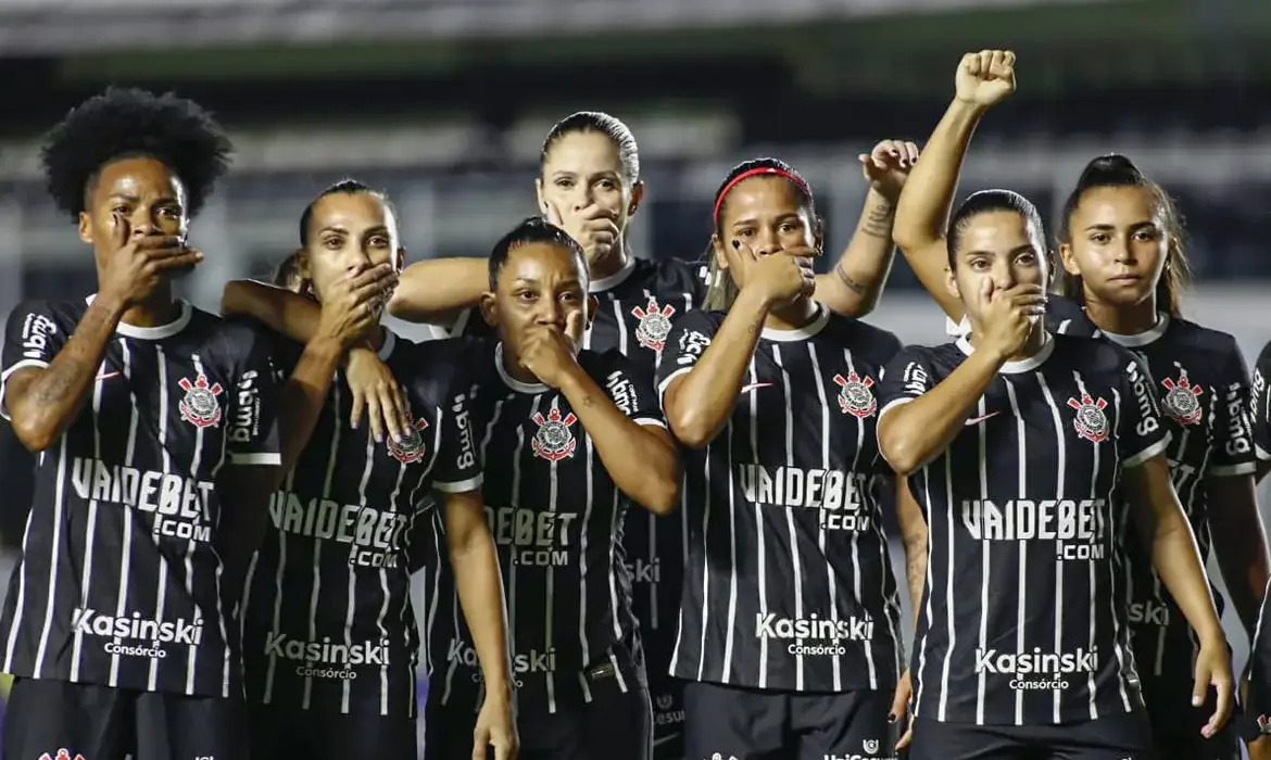 Jogadoras protestam no Brasileirão Feminino após retorno de técnico acusado de assédio