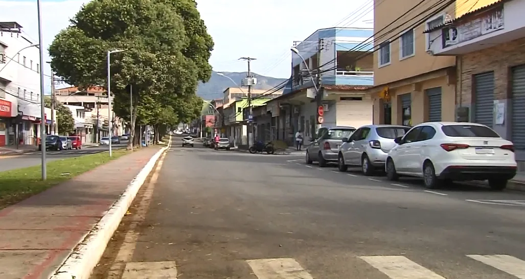 Bandidos usam metralhadora caseira e fazem até criança refém durante assalto em barbearia