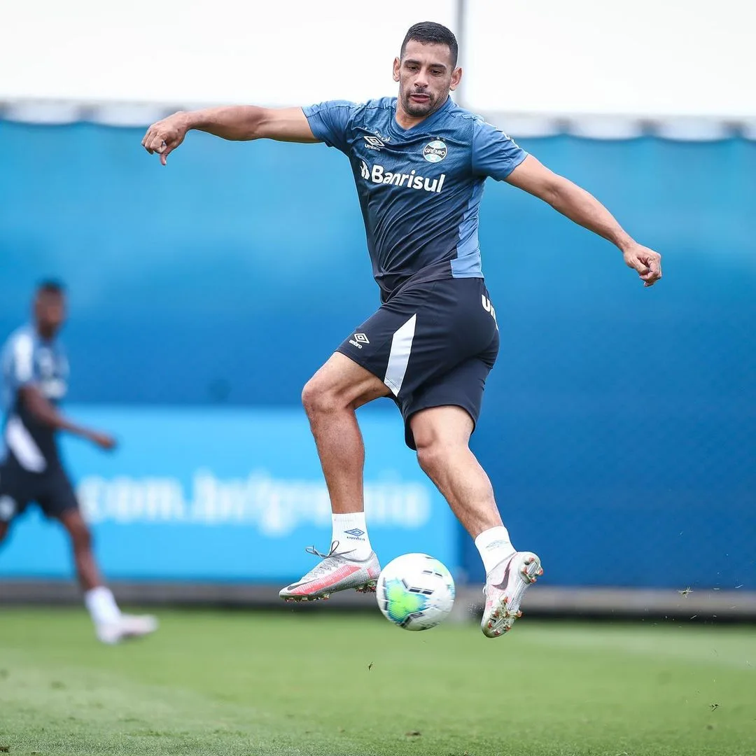 Diego Souza marca duas vezes, Grêmio atropela o Vasco e assume quarto lugar