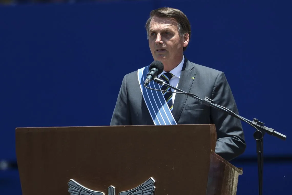 O presidente Jair Bolsonaro participa da cerimônia comemorativa ao Dia do Aviador e ao Dia da Força Aérea, em Brasília.