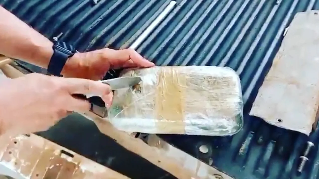 VÍDEO | PRF encontra 19 kg de pasta base de cocaína em fundo falso de veículo