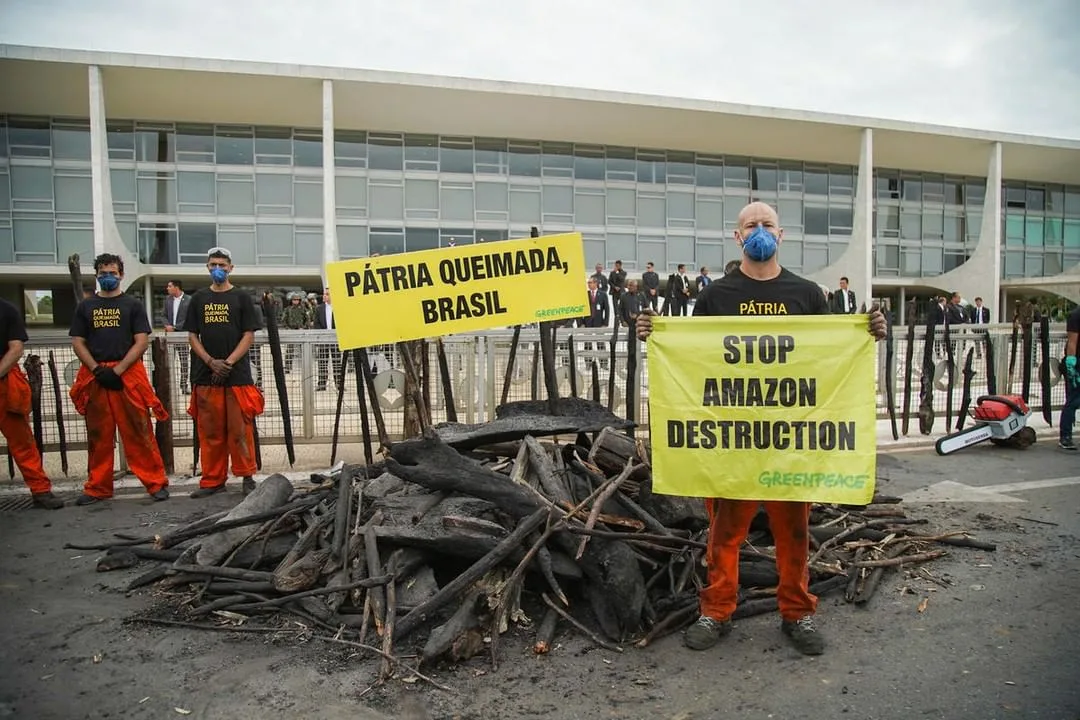 Ativistas do Greenpeace são presos em protesto no Palácio do Planalto