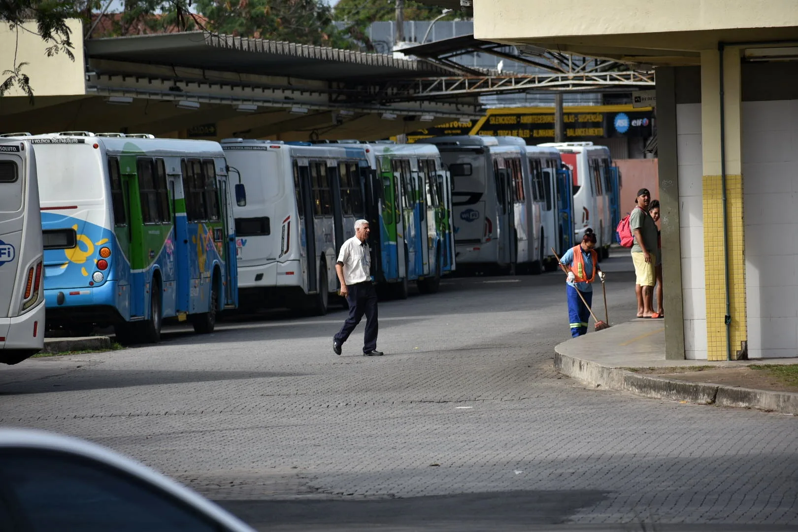 Dupla invade ônibus, ameaça passageiros com pistola e foge após assalto na Serra