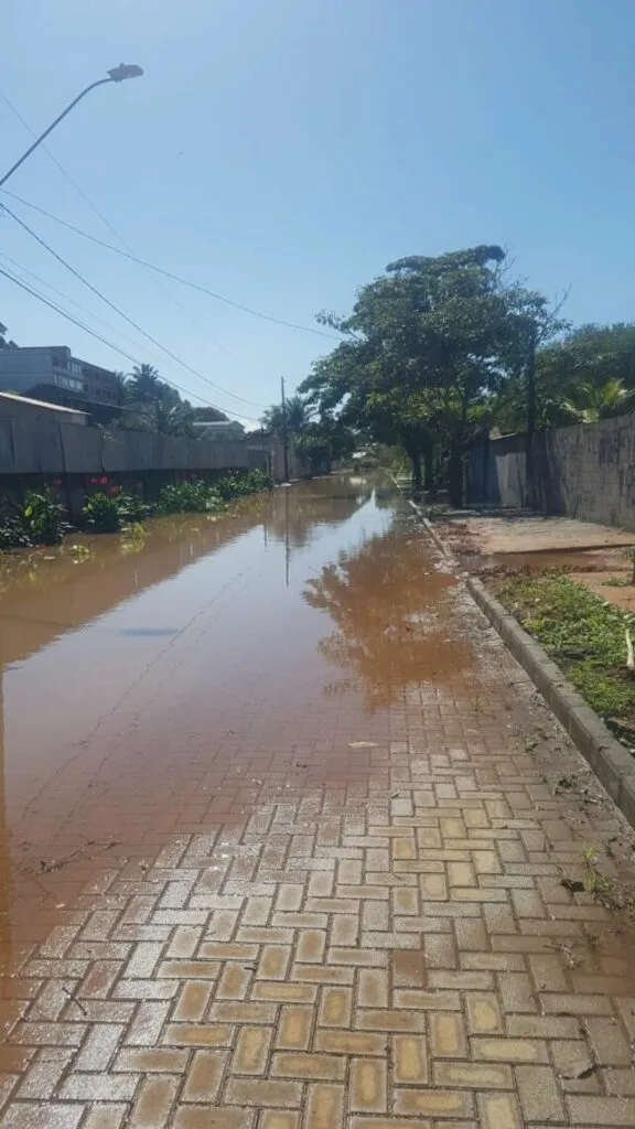 Moradores reclamam de alagamentos em rua pavimentada há seis meses