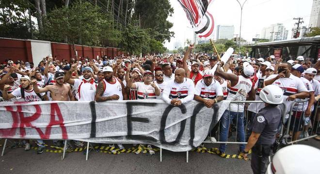 Torcida do São Paulo faz protesto contra diretoria e jogadores em frente ao CT