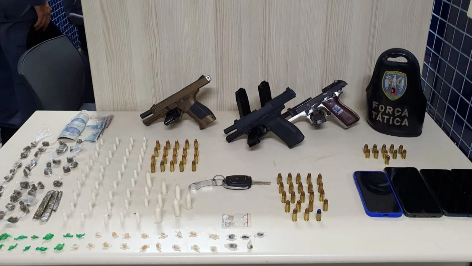 Polícia prende 5 suspeitos com armas, munições e drogas em Vila Velha