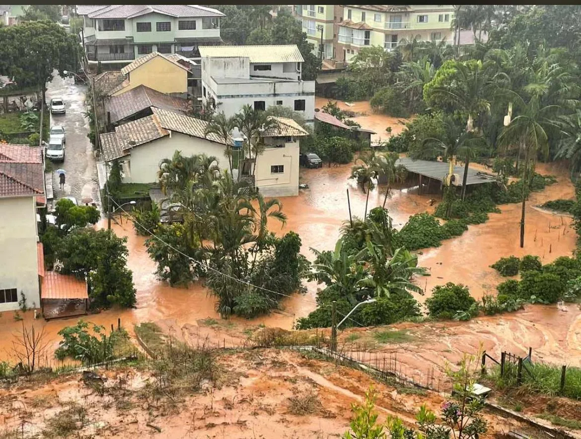 Temporal na região Serrana inunda ruas e deixa famílias fora de casa