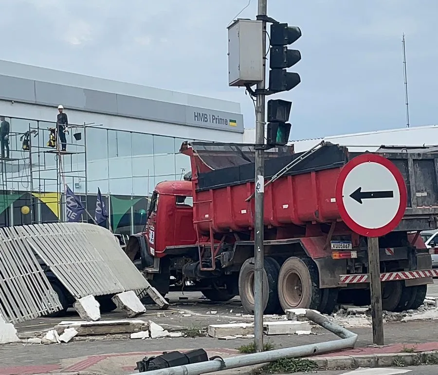 VÍDEO | Caminhão invade concessionária em acidente na BR-101, na Serra