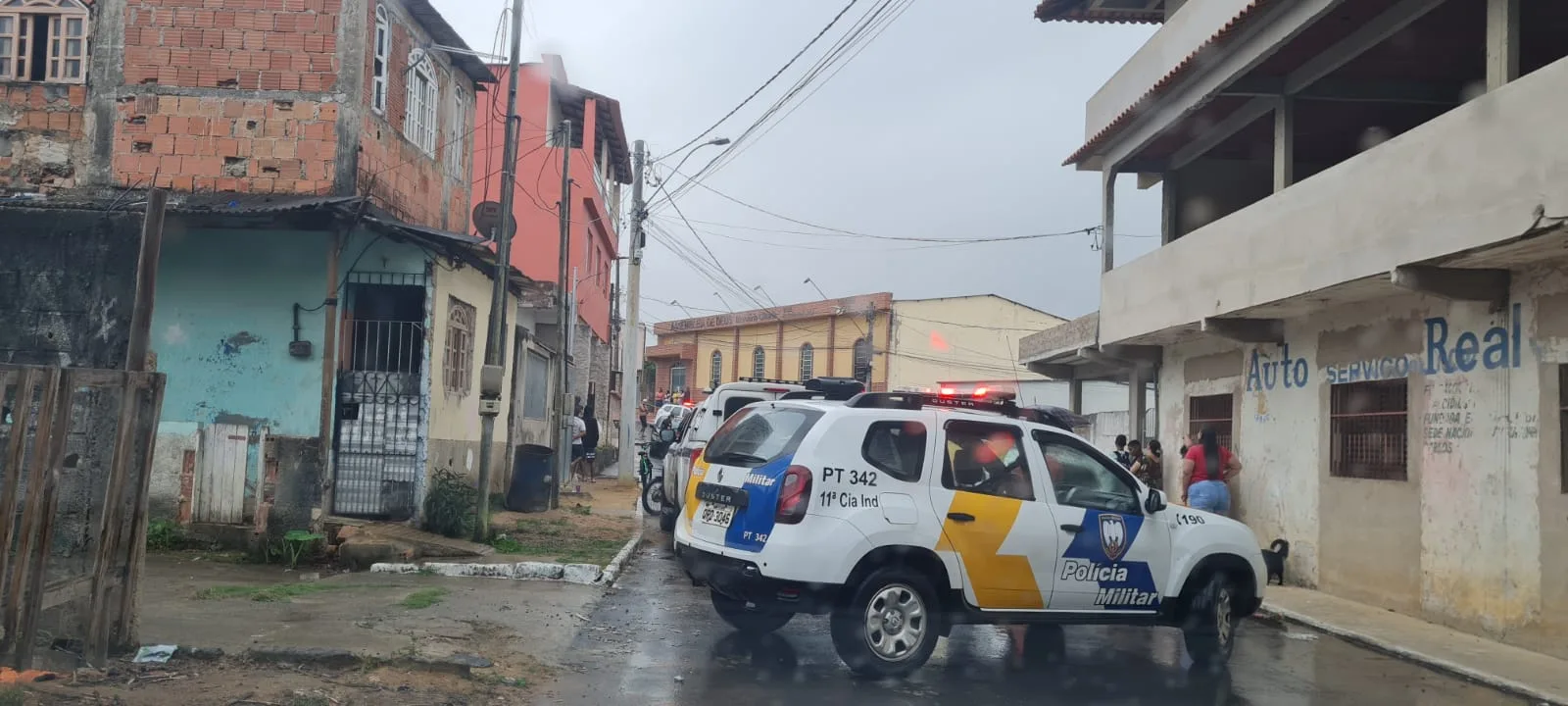 Homem é morto em frente à igreja após deixar filho na escola em Viana