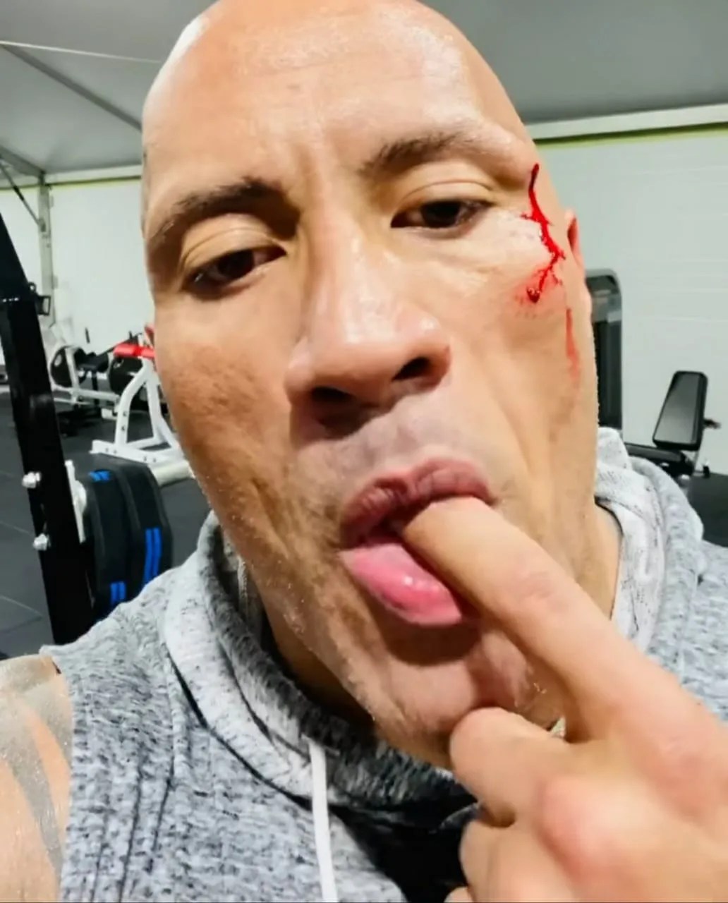 Oi? Dwayne Johnson se machuca na academia e prova do próprio sangue em vídeo: - É bem gostoso