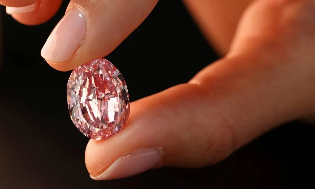 Raro diamante rosa é vendido por US$ 26,6 milhões em Genebra