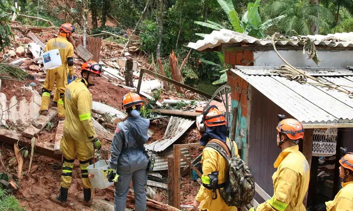 Deslizamentos deixam 3 mortos e 2 desaparecidos em Petrópolis, no Rio