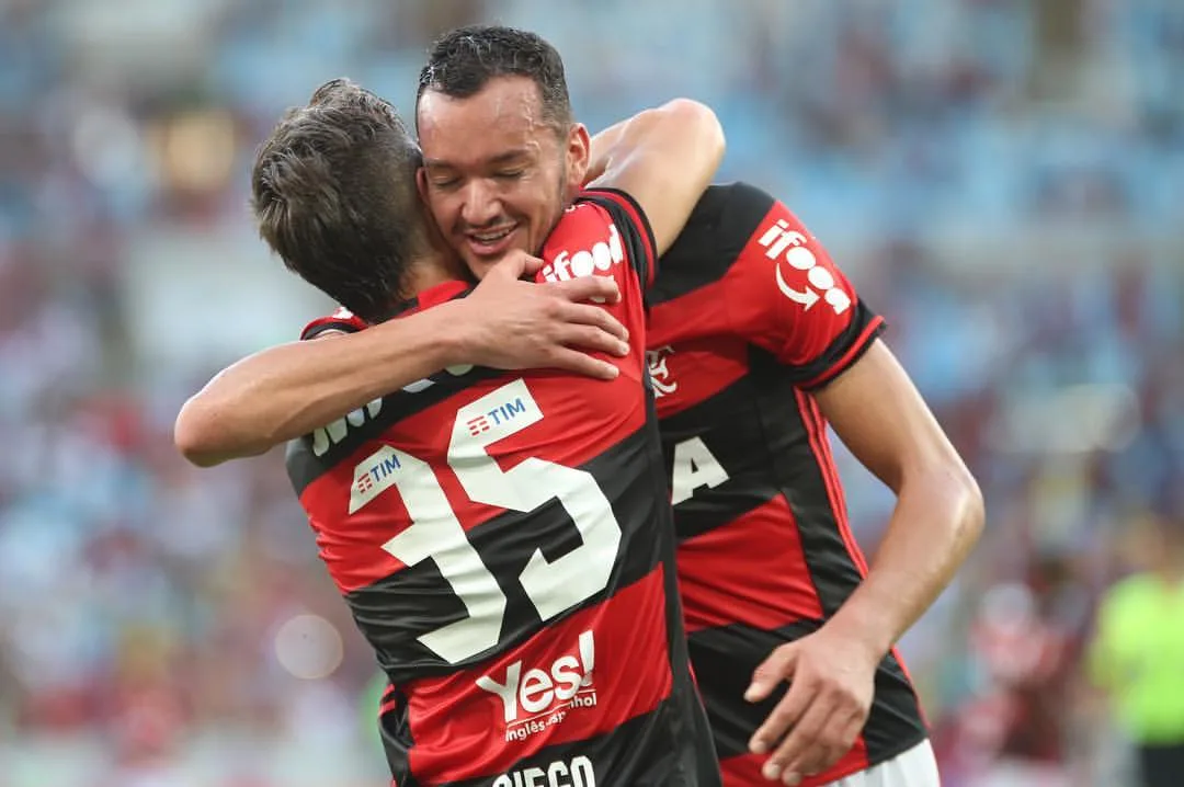 Na sua despedida do Maracanã, Flamengo vence Santos e assume a vice-liderança