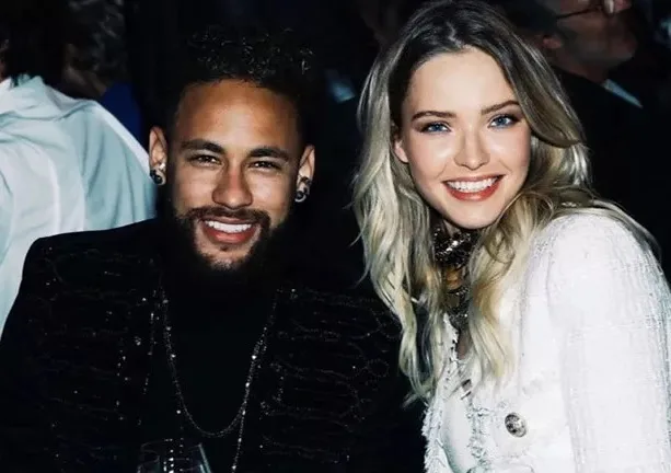 Neymar Jr. posta foto com modelo, usa emoji de coração e fãs suspeitam de namoro: 'vida que segue'