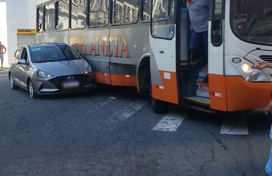 Acidente entre ônibus e carro deixa trânsito complicado no Centro de Vitória