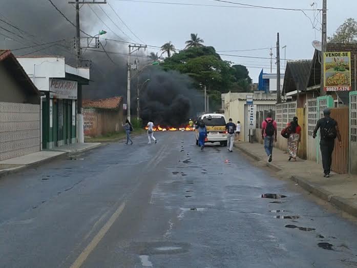 Novo protesto bloqueia os dois sentidos da ES-010, em Nova Almeida