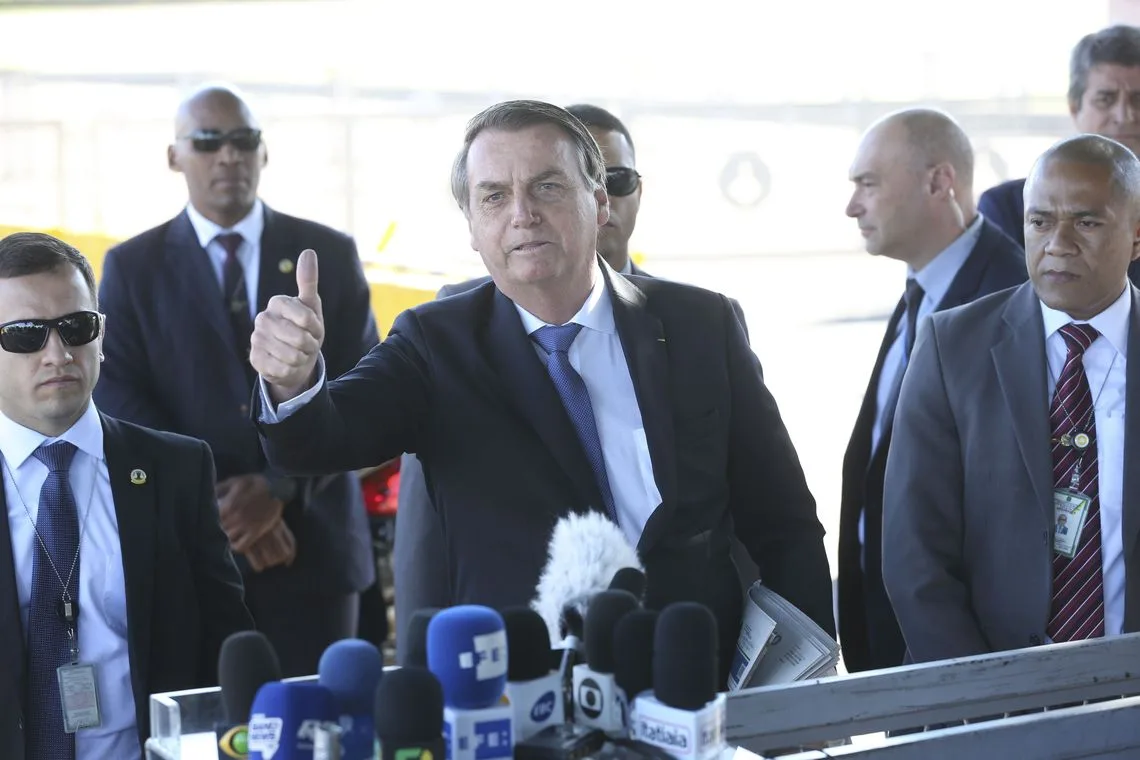 O presidente Jair Bolsonaro fala à imprensa no Palácio da Alvorada