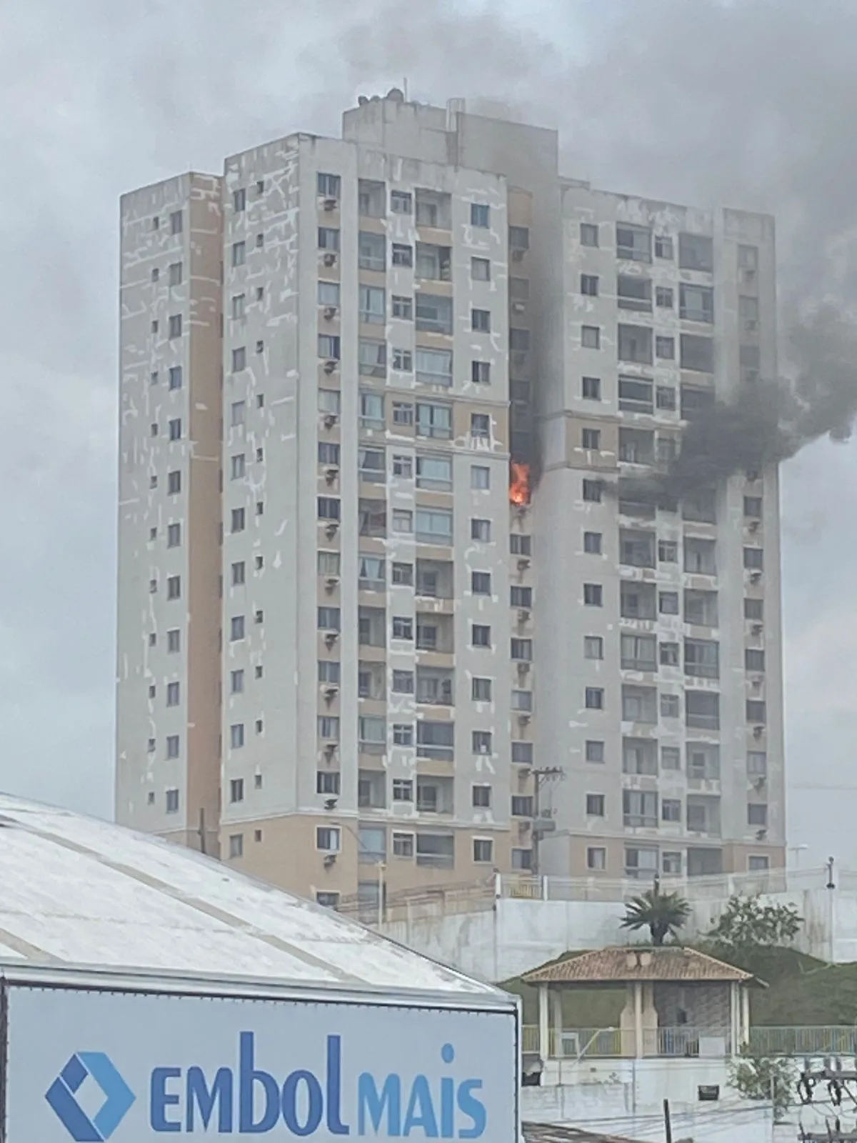 Moradores são autorizados a voltar para prédio que pegou fogo em Vila Velha