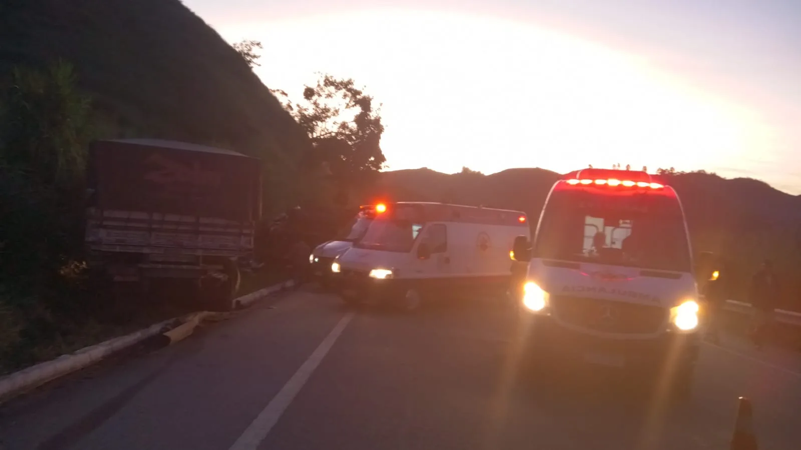 Acidente entre caminhões e carreta deixa dois mortos e três feridos na BR-262 em Ibatiba