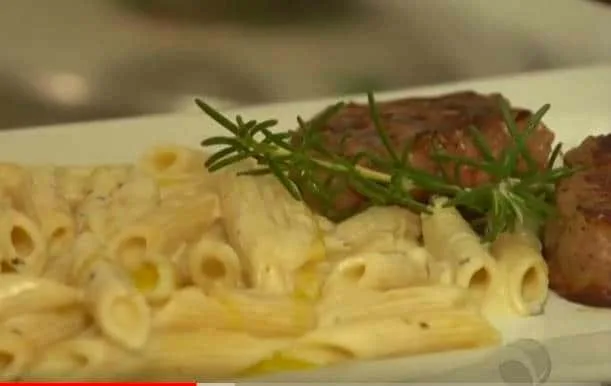 Penne com molho de gorgonzola e filet mignon