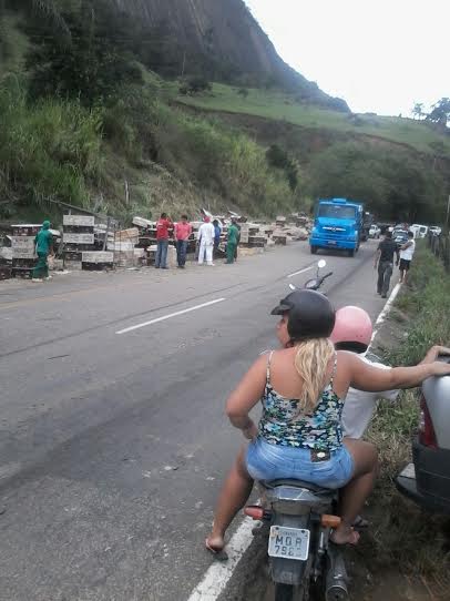 Motorista morre após caminhão de frangos bater em barranco em Castelo