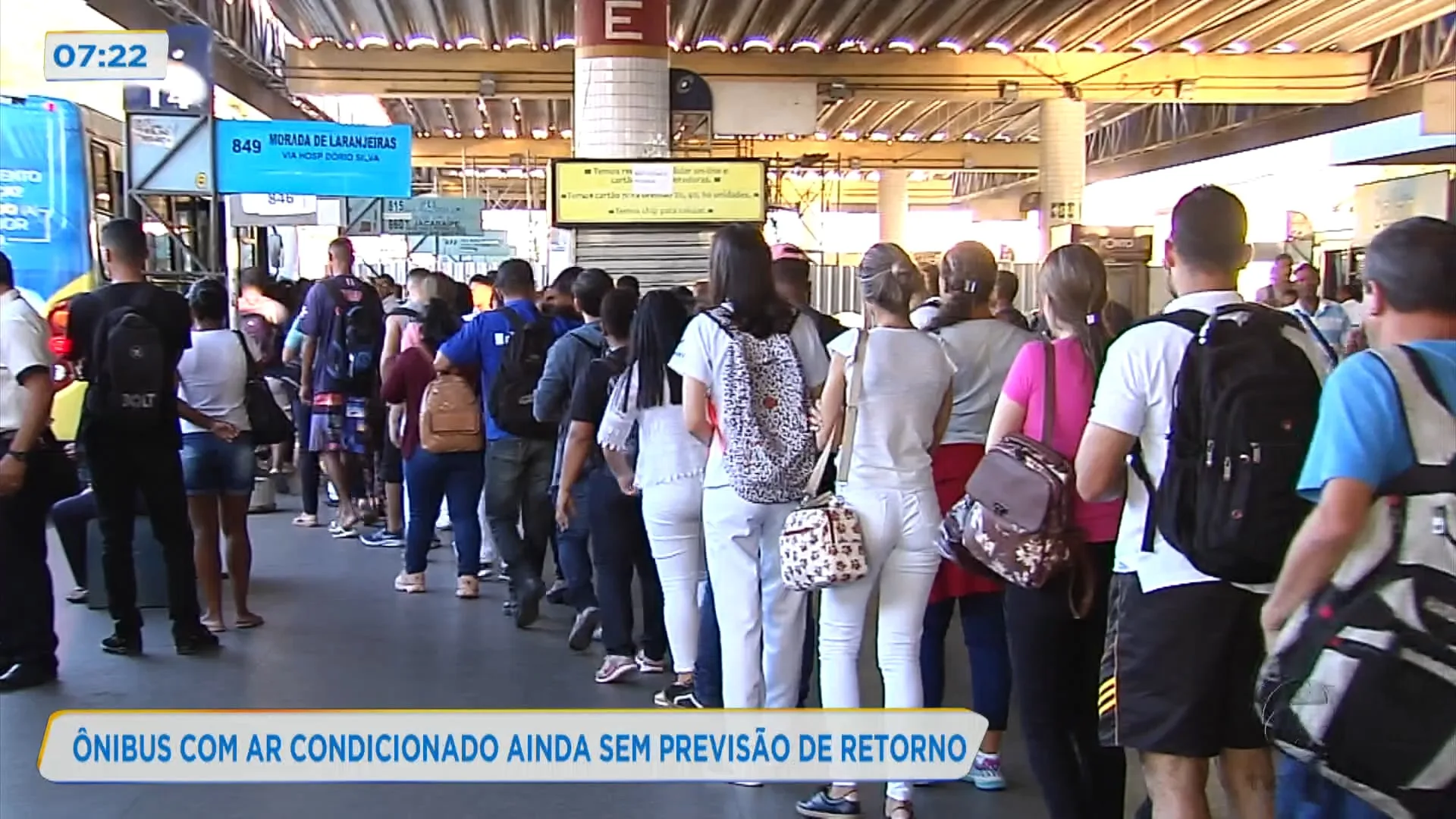 Passageiros reclamam dos ônibus lotados durante a pandemia