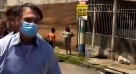 De máscara, Bolsonaro visita periferia no DF e divulga vídeo para criticar o 'fique em casa'