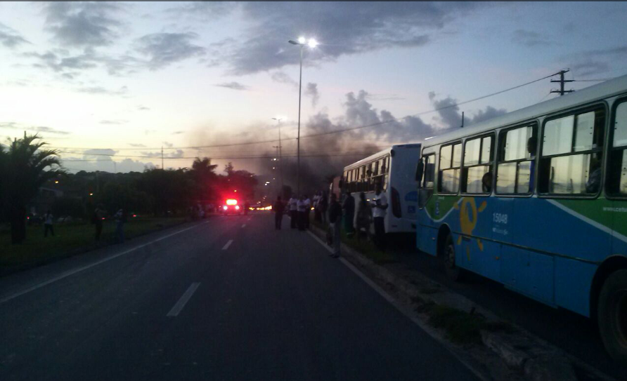 Moradores protestam e interditam trecho da BR-101, na Serra