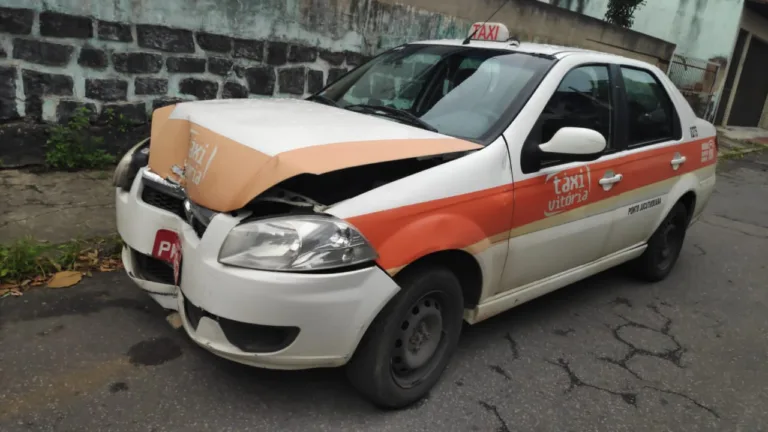 Taxista bate o carro durante tentativa de assalto em Maruípe