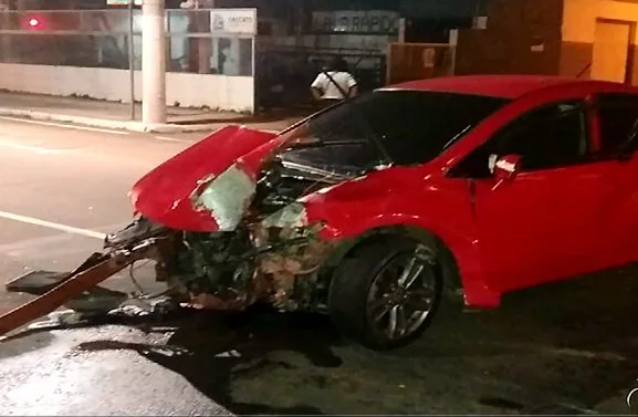 Motorista fica ferido ao bater carro em poste em avenida de Vitória