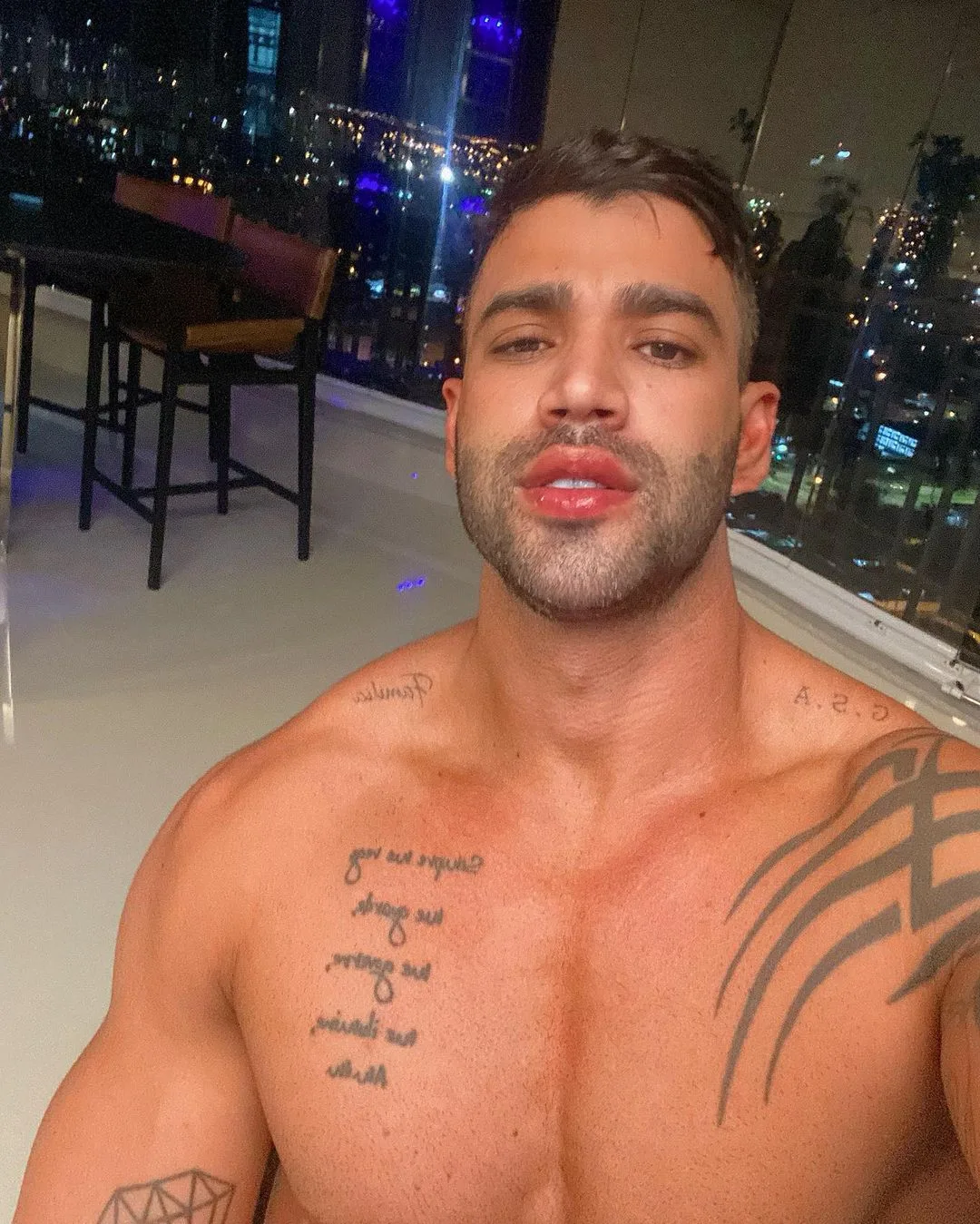 Foto de Gusttavo Lima deixa à mostra tatuagem que o cantor fez para Andressa Suita