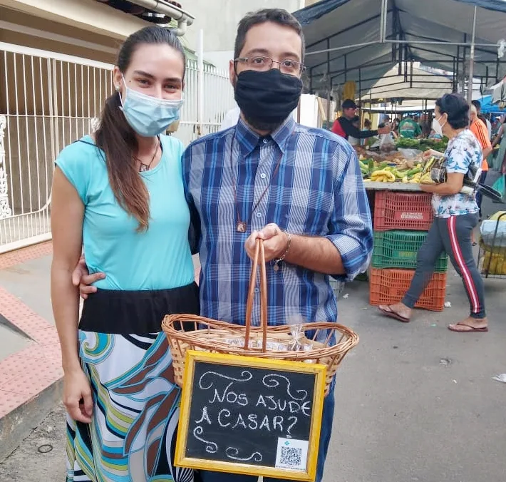 Noivos vendem doces nas ruas de Cariacica para realizar sonho de subir ao altar