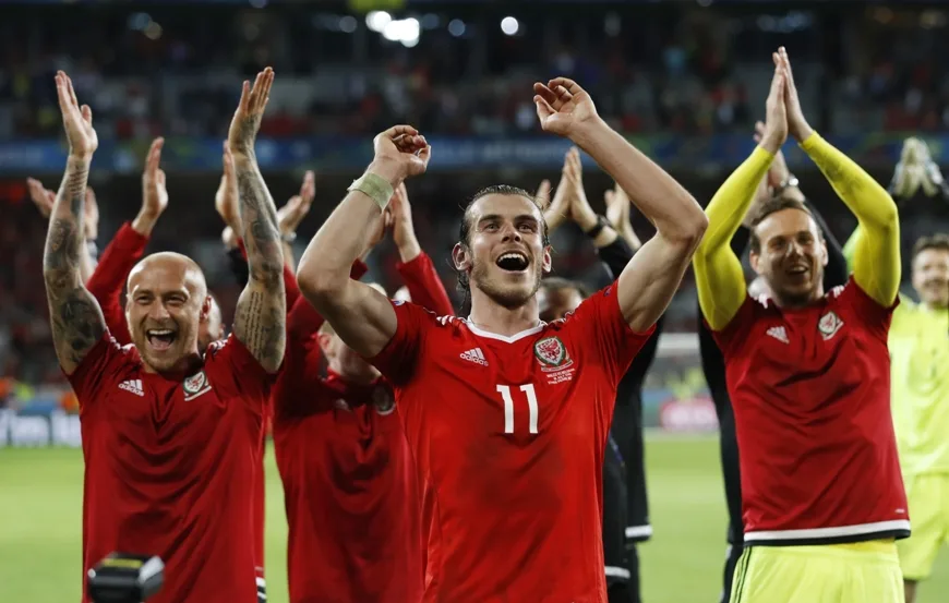 Football Soccer – Wales v Belgium – EURO 2016 – Quarter Final – Stade Pierre-Mauroy, Lille, France – 1/7/16 Wales’ Gareth Bale and teammates celebrate at full time REUTERS/Carl Recine Livepic