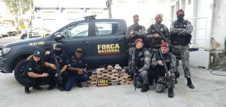 Operação prende cinco pessoas, apreende fuzil e 40 quilos de maconha no Bairro da Penha