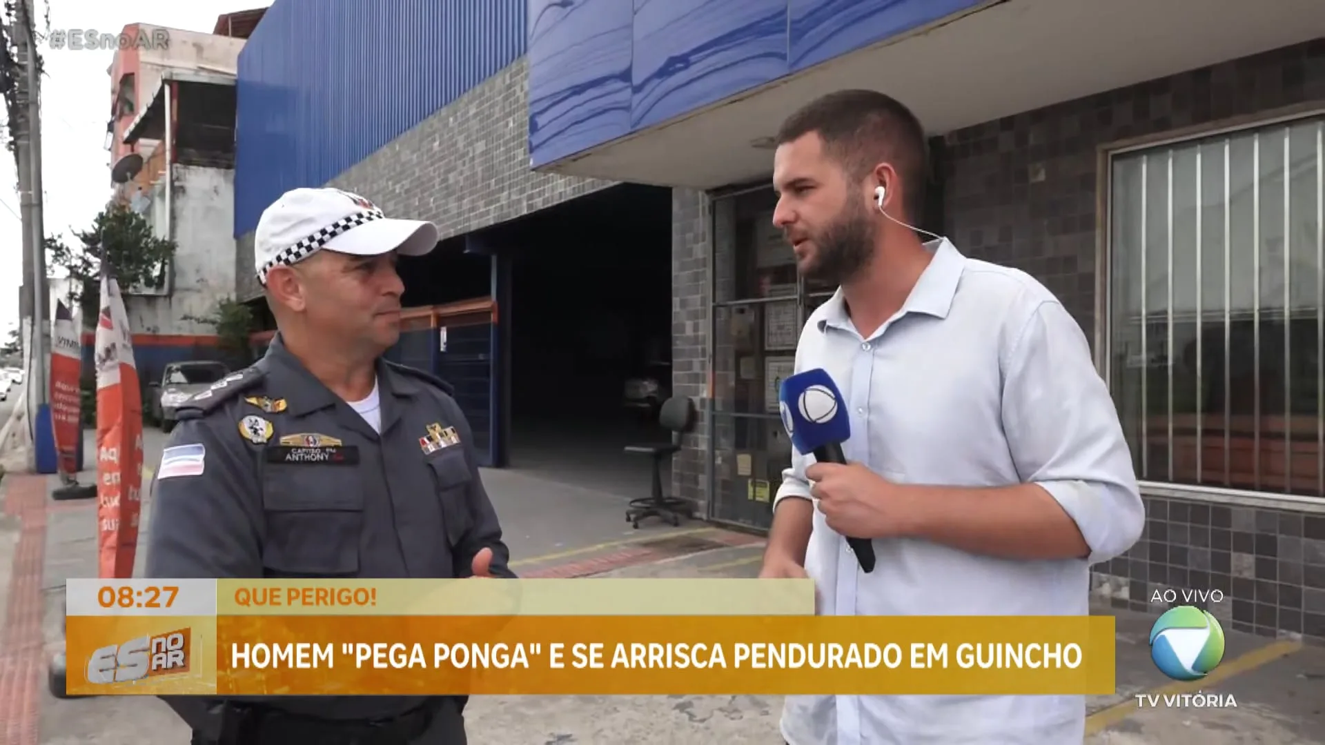 Homem "pega ponga" e se arrisca pendurado em guincho