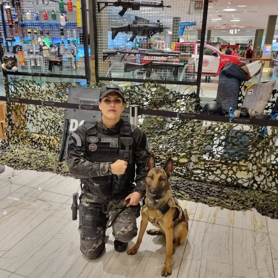 "Missão é igual para todos": policial penal é a única mulher da tropa com cães da Sejus