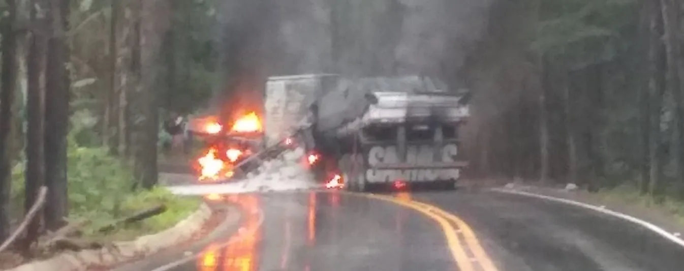 VÍDEO | Dois caminhões pegam fogo após baterem de frente em Vargem Alta