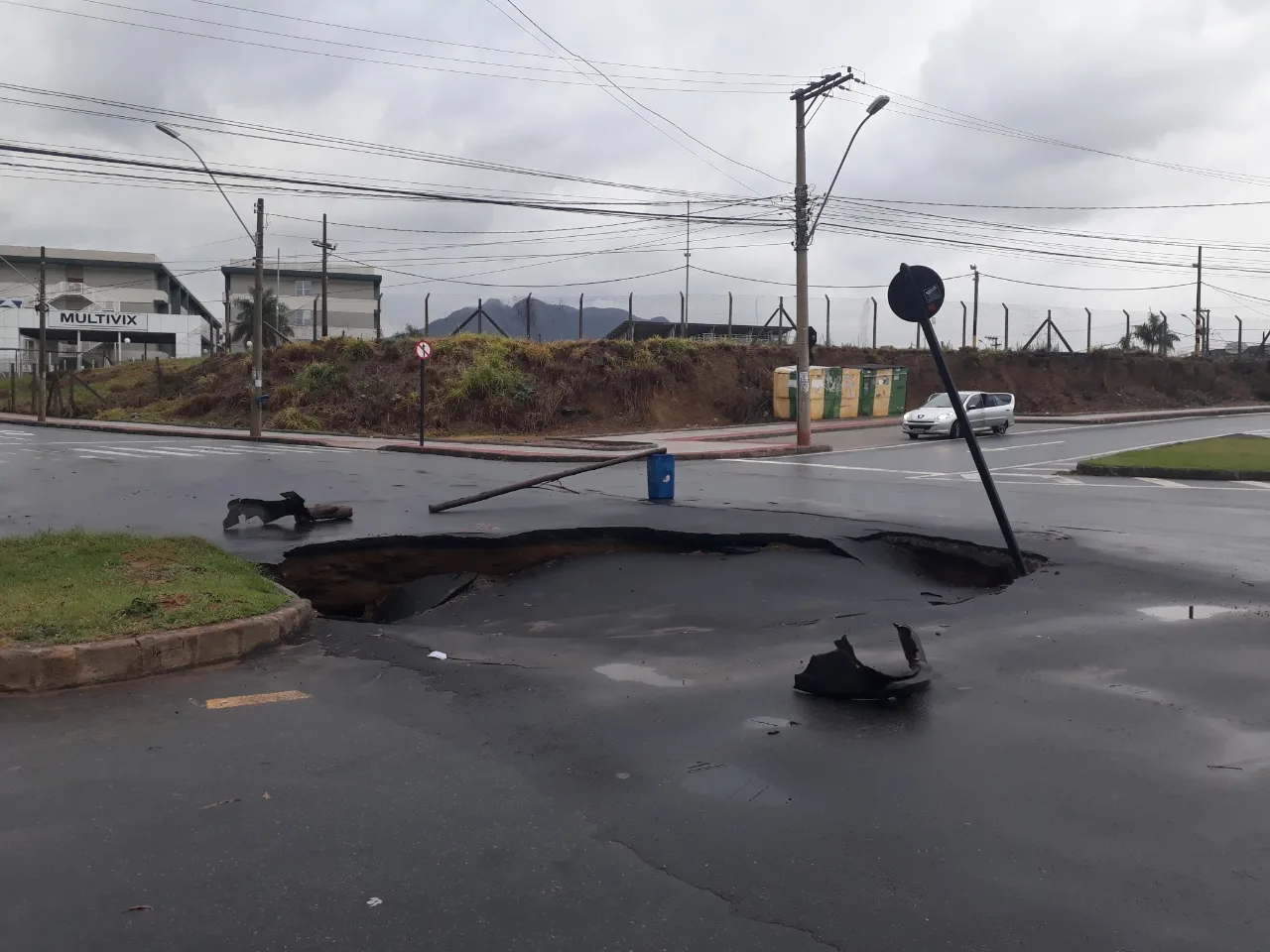 Após forte chuva na madrugada, enorme buraco aparece em avenida na Serra