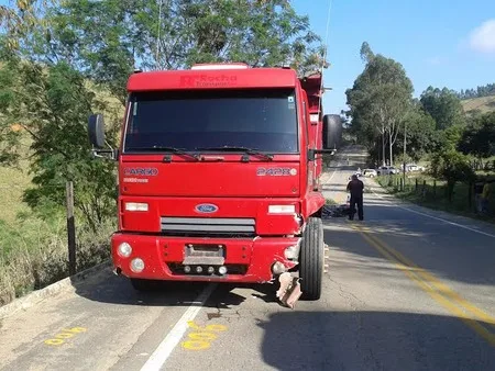 Motociclista desvia de buracos na pista e morre ao colidir com caminhão em Cachoeiro