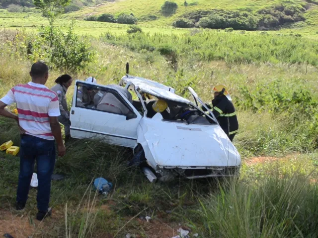 Carro cai de ponte e deixa três pessoas feridas em João Neiva