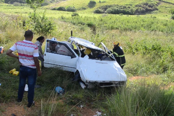 Carro cai de ponte e deixa três pessoas feridas em João Neiva